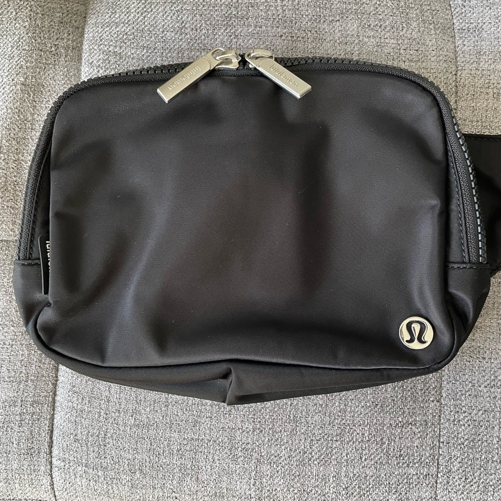 Lululemon 2L Black Belt Bag